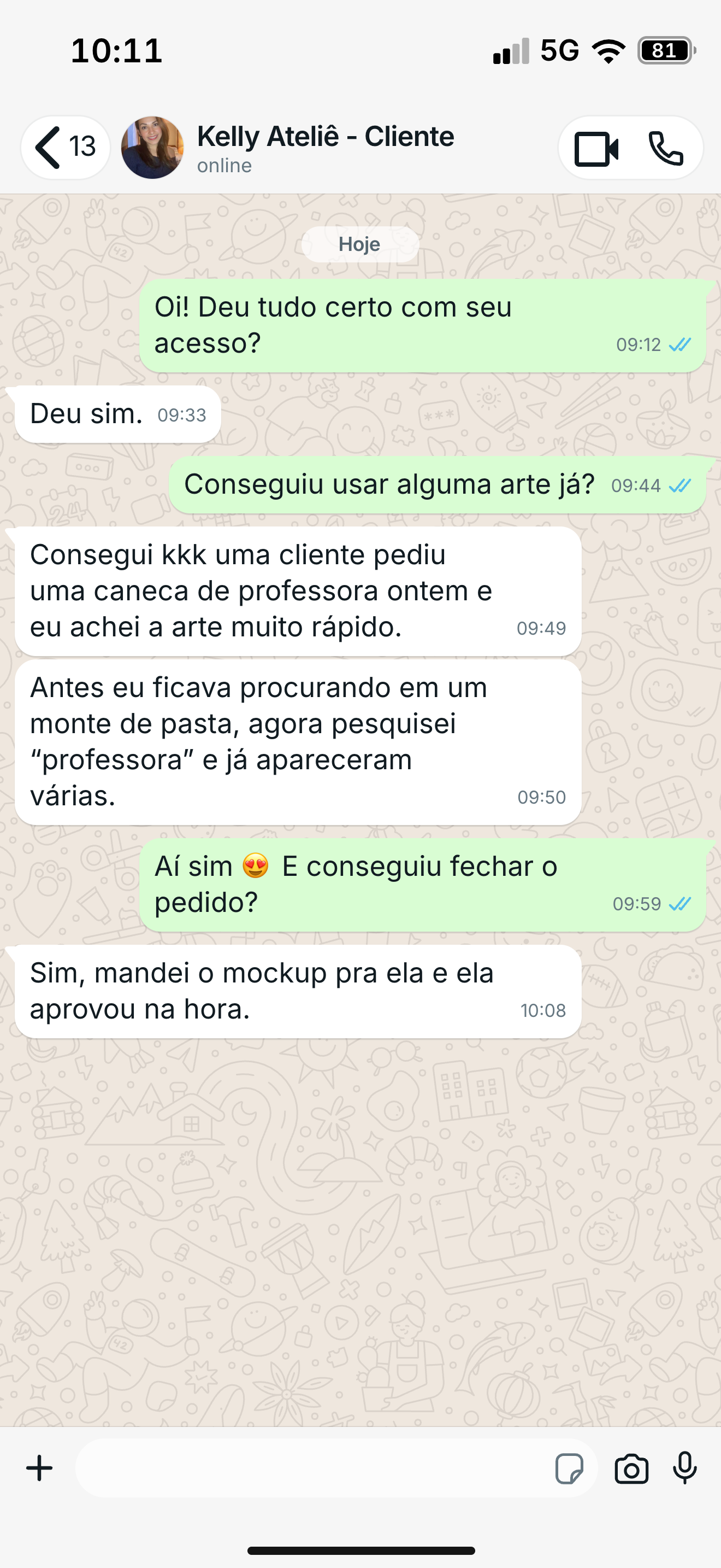 Depoimento de Kelly Ateliê no WhatsApp: encontrou uma arte de professora rapidamente e a cliente aprovou o mockup na hora.